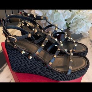 Valentino Garavani wedge in calfskin leather. 
Wedge heel covered in silk